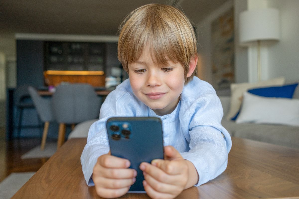 Bambino al cellulare