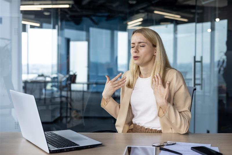 Donna accalorata in ufficio