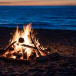 Falò sulla spiaggia in riva al mare