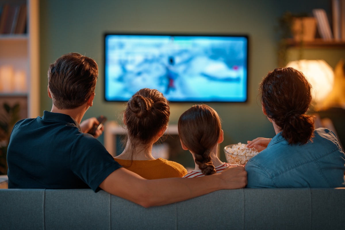 Famiglia assorta nella visione di un contenuto televisivo