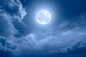 Luna piena in un cielo con nuvolosità