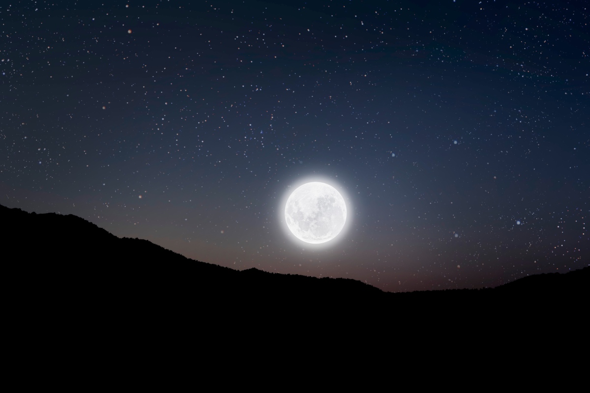 Notte serena con luna piena e stelle visibili