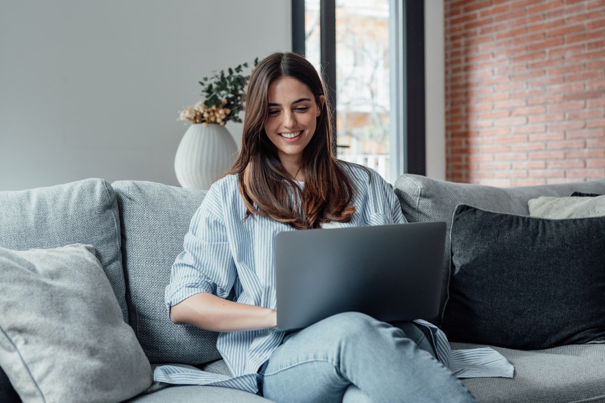 Ragazza utilizza un computer sorridendo