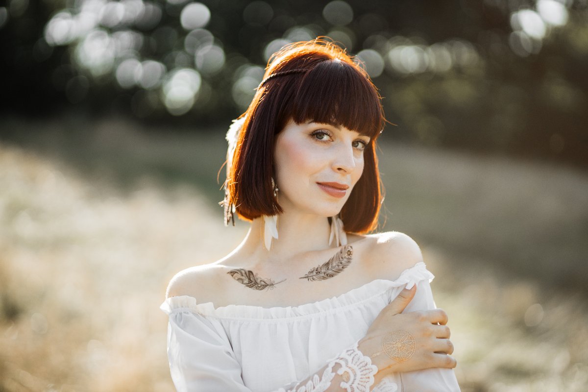 Ragazza con il tatuaggio di due piume