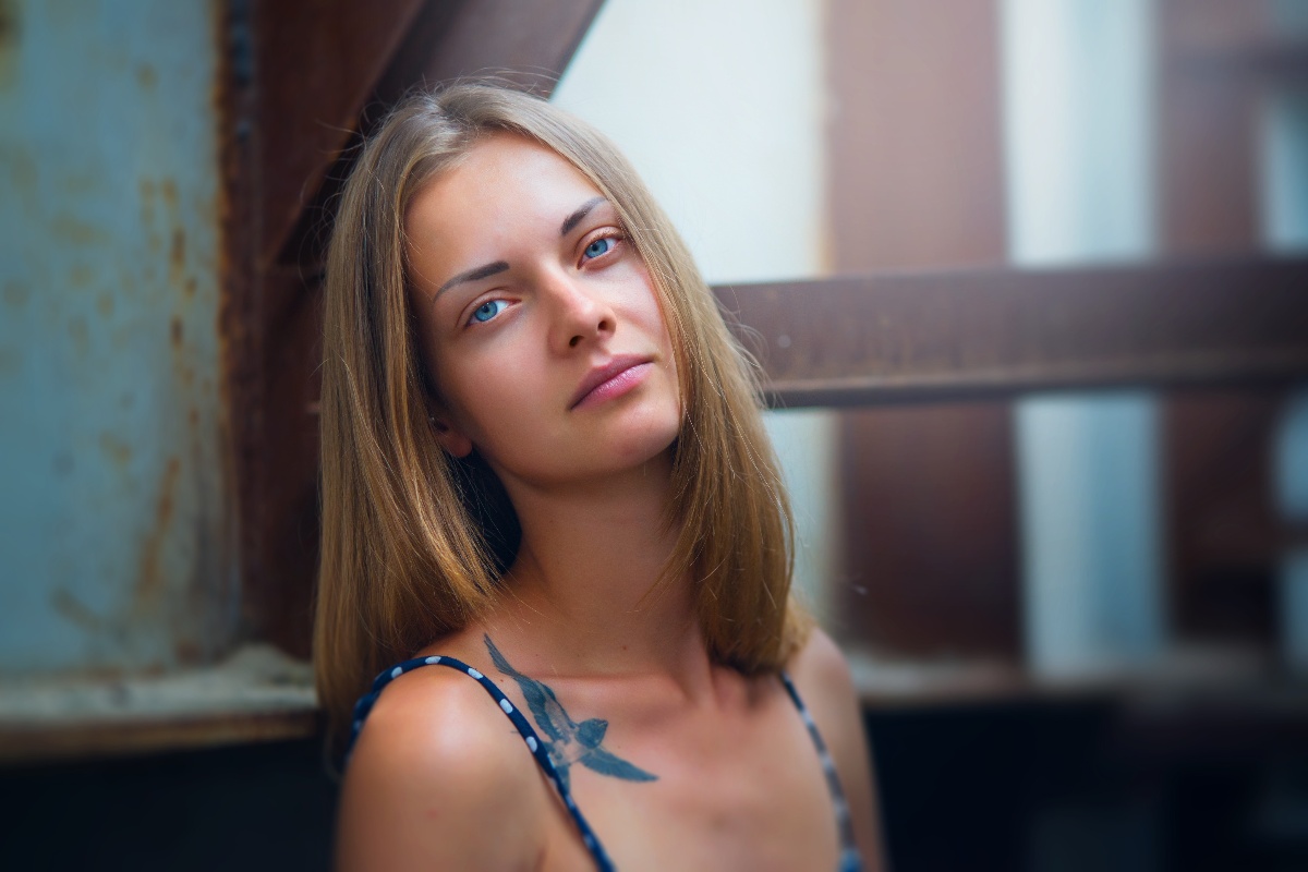 Il tatuaggio di una rondine mostrato da una ragazza