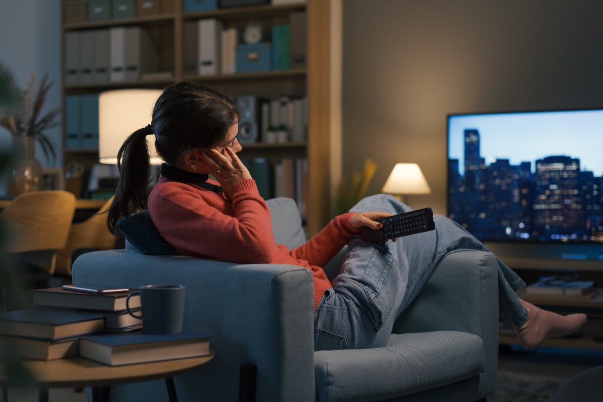 Figura femminile assorta nella visione della TV