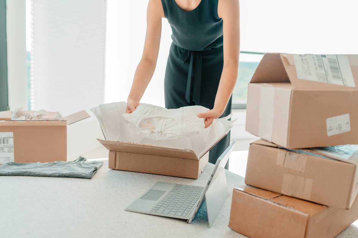 Scatole contenenti ordini di vestiti online