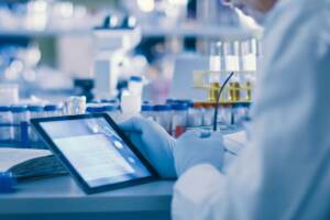 Uno scienziato studia i dati in laboratorio