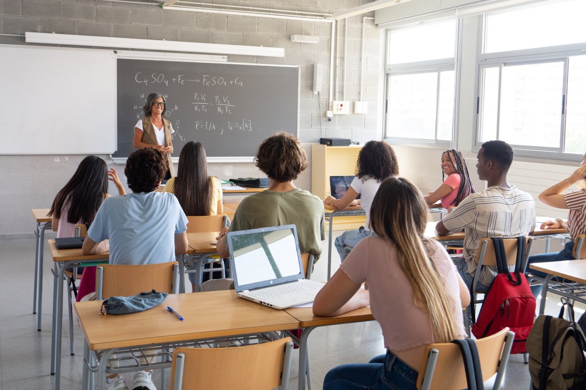 Lezione in corso con studenti in aula