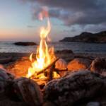 Falò acceso sulla spiaggia davanti al mare