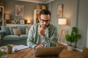 Uomo al lavoro davanti allo schermo del computer