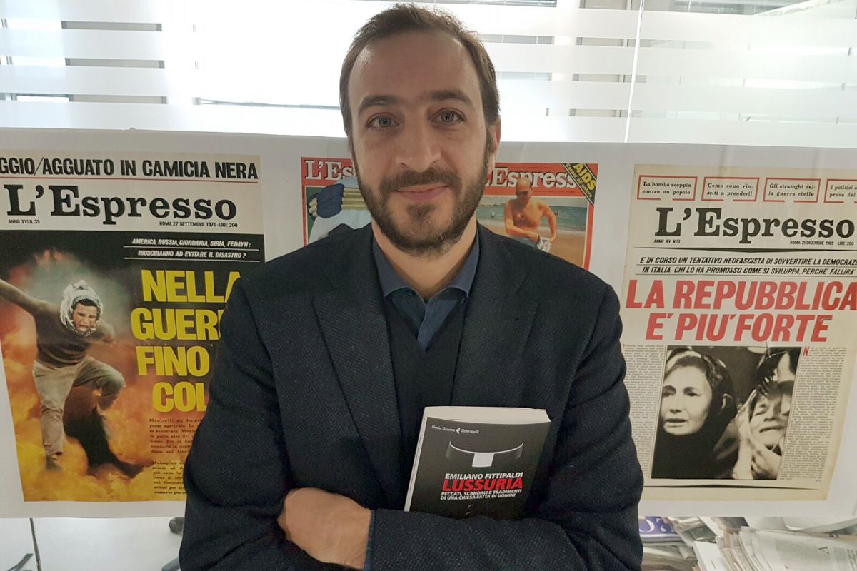 Il giornalista investigativo italiano Emiliano Fittipaldi posa con il suo nuovo libro Lussuria, uno studio sugli abusi sui minori nella Chiesa cattolica, a Roma, Italia, il 16 gennaio 2017.