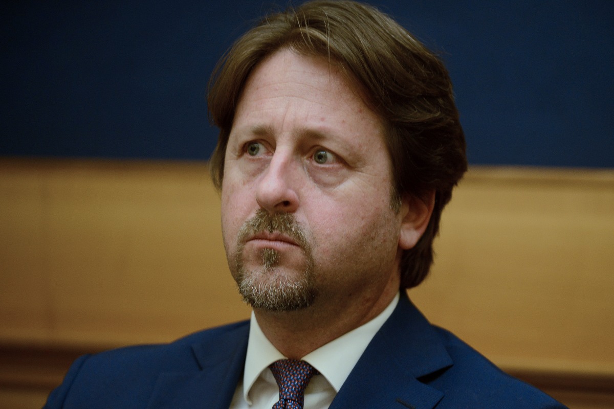 Il deputato di Fratelli d’Italia Manlio Messina durante la conferenza stampa alla Camera dei Deputati indetta da Gianfranco Rotondi per confermare la sua vicinanza a Giorgia Meloni, in vista delle elezioni europee del 28 maggio 2024 a Roma.