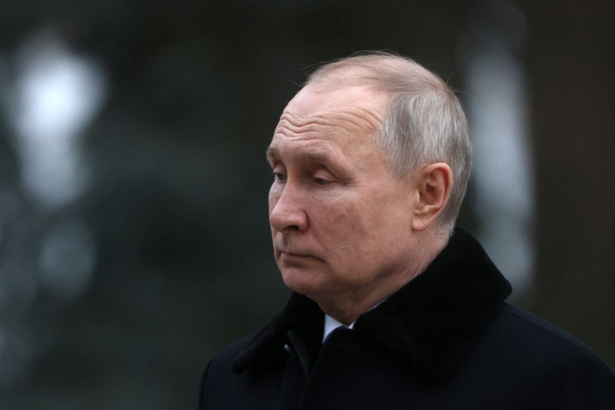 Il Presidente russo Vladimir Putin partecipa a una cerimonia di deposizione di una corona di fiori durante la visita al Mamayev Kurgan, complesso memoriale in onore degli eroi della Battaglia di Stalingrado, il 2 febbraio 2023 a Volgograd, Russia