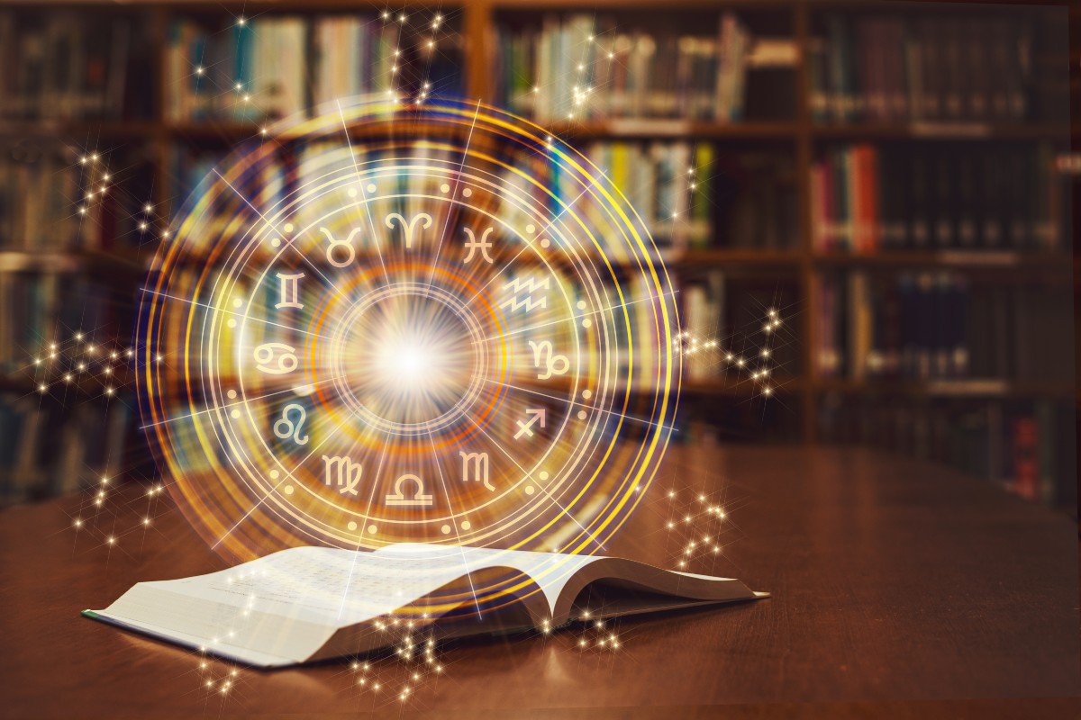 L'oroscopo viene spiegato da un libro di astrologia