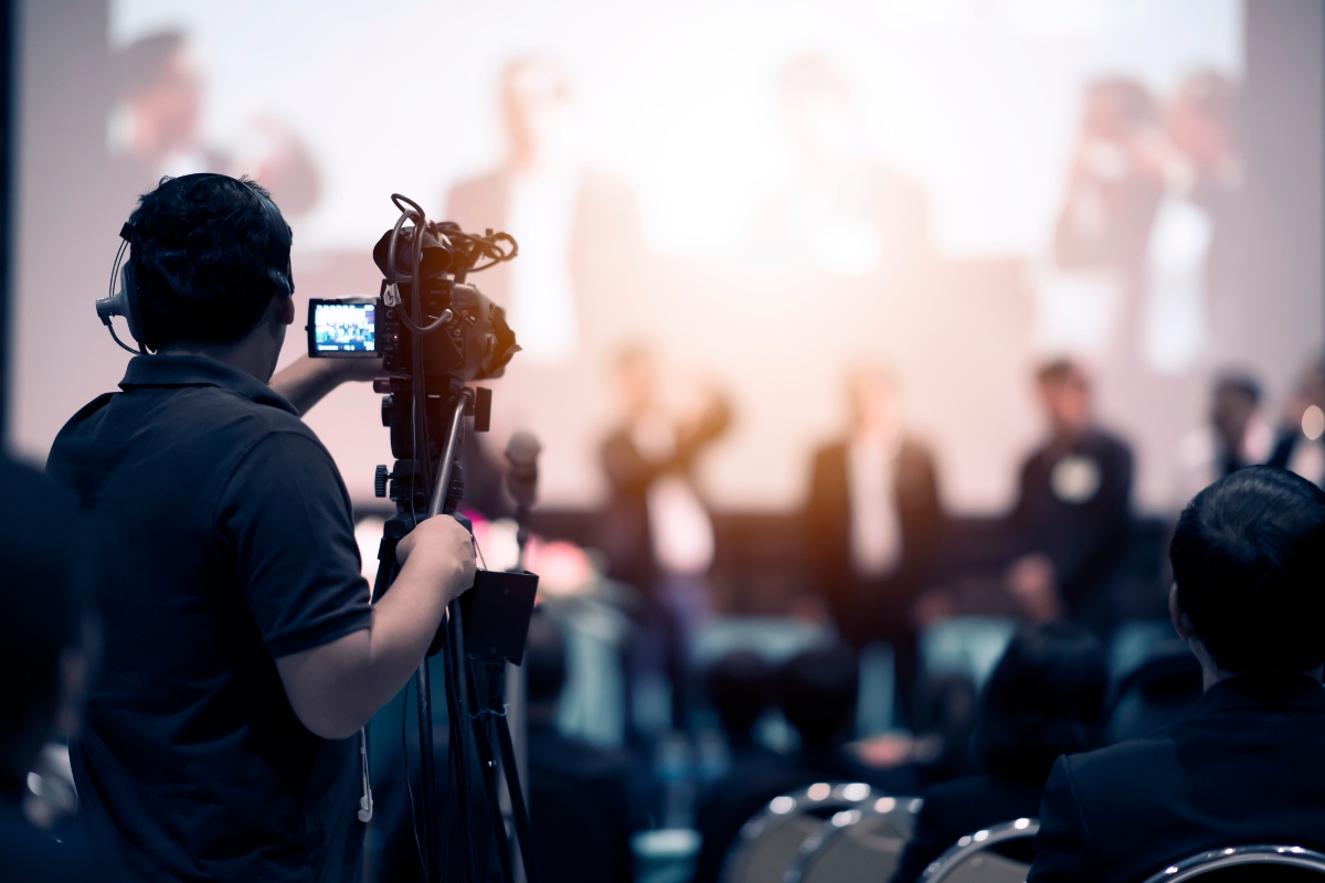 Un primo piano di un cameraman in uno studio televisivo