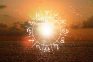 Oroscopo e segni zodiacali al tramonto sul mare