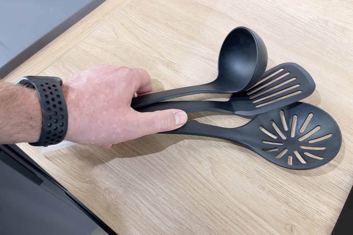 Utensili in plastica nera per la cucina