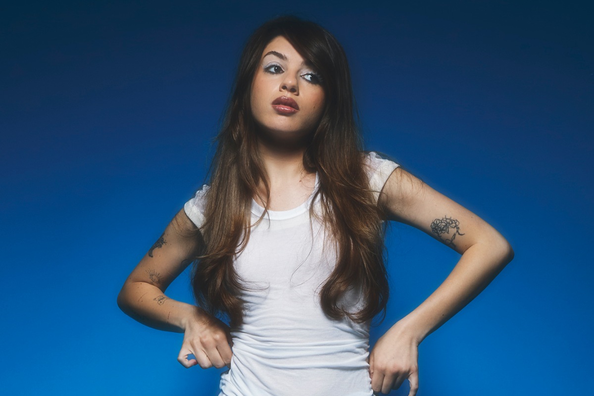 Michelle Cavallaro in posa con le mani sui fianchi. PH Credits: Edward Scheller