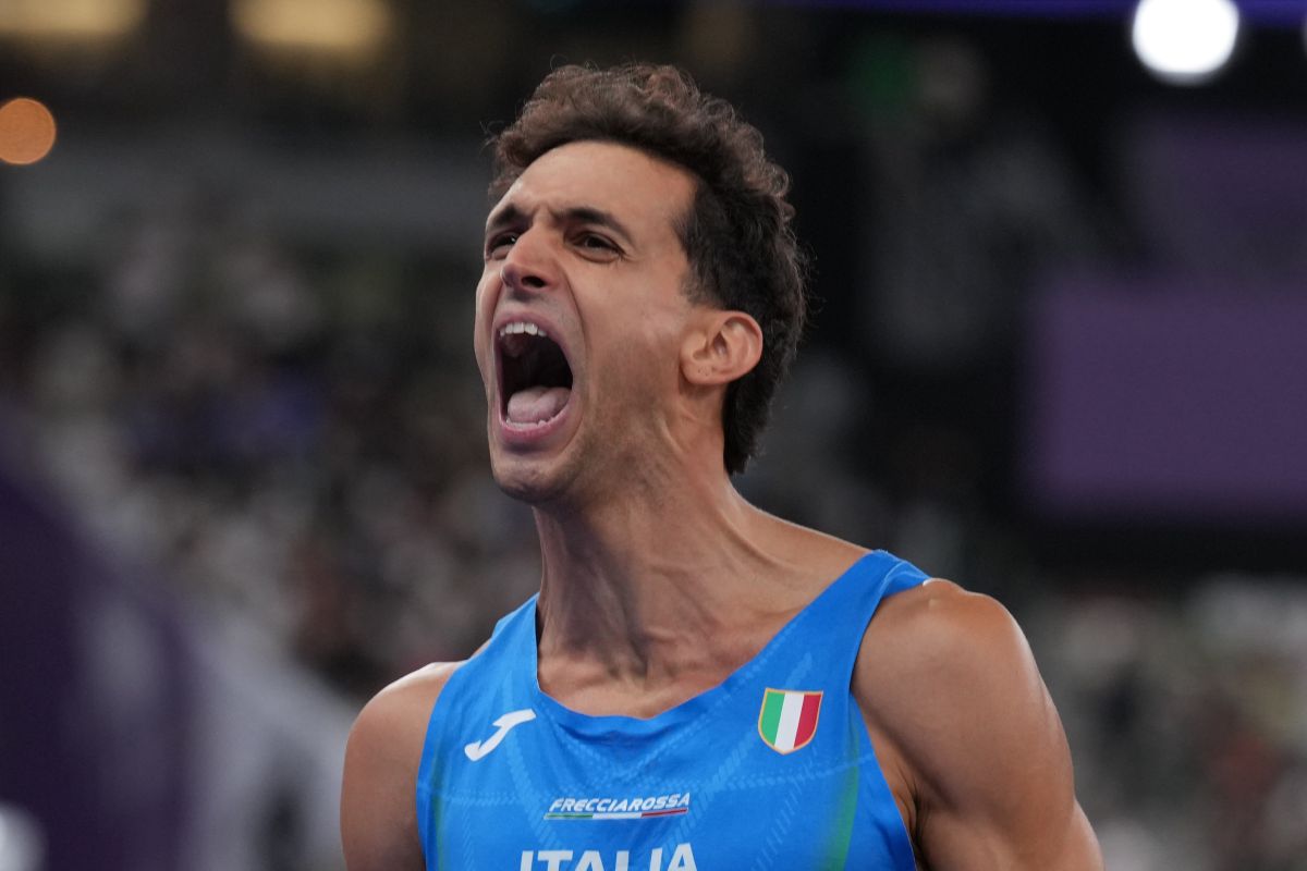 Foto in primo piano del triplista italiano Andrea Dallavalle mentre esulta dopo una gara di atletica
