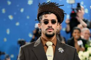 Bad Bunny posa sorridente al Met Gala 2025
