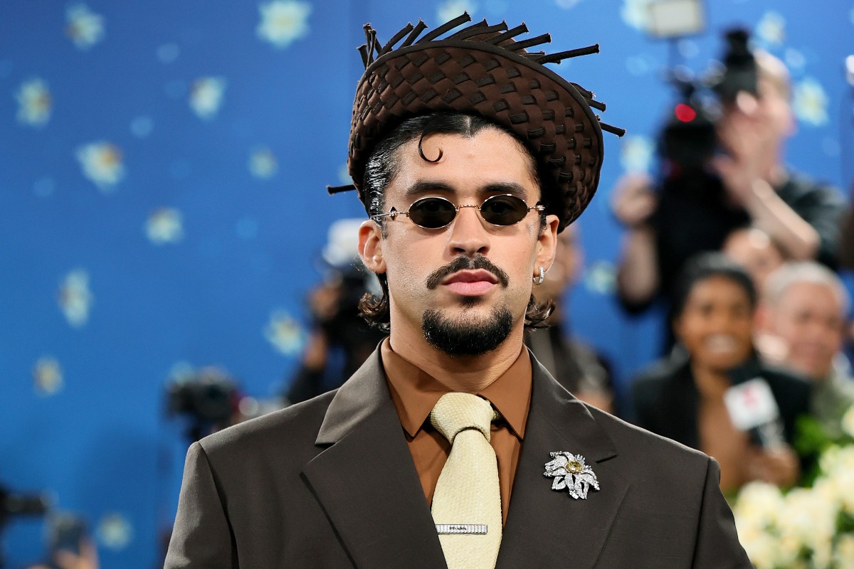 Bad Bunny posa sorridente al Met Gala 2025