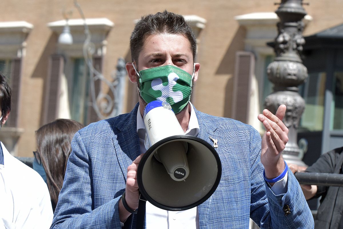 Manifestazione dei camici bianchi a Roma, 27 maggio 2020: studenti e giovani dottori denunciano il decreto rilancio, mentre Luca Toccalini della Lega interviene al megafono