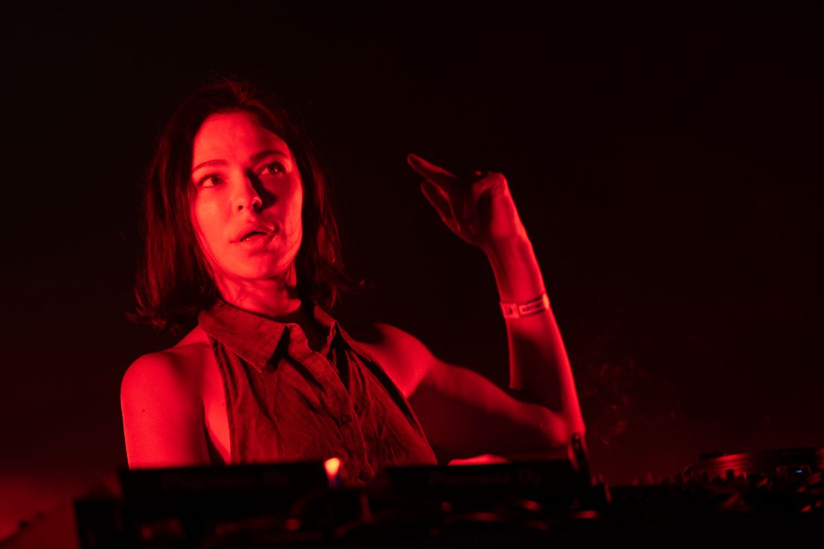 Nina Kraviz in foto mentre si esibisce sul palco durante il Festival X il 4 dicembre 2022 a Perth, Australia.