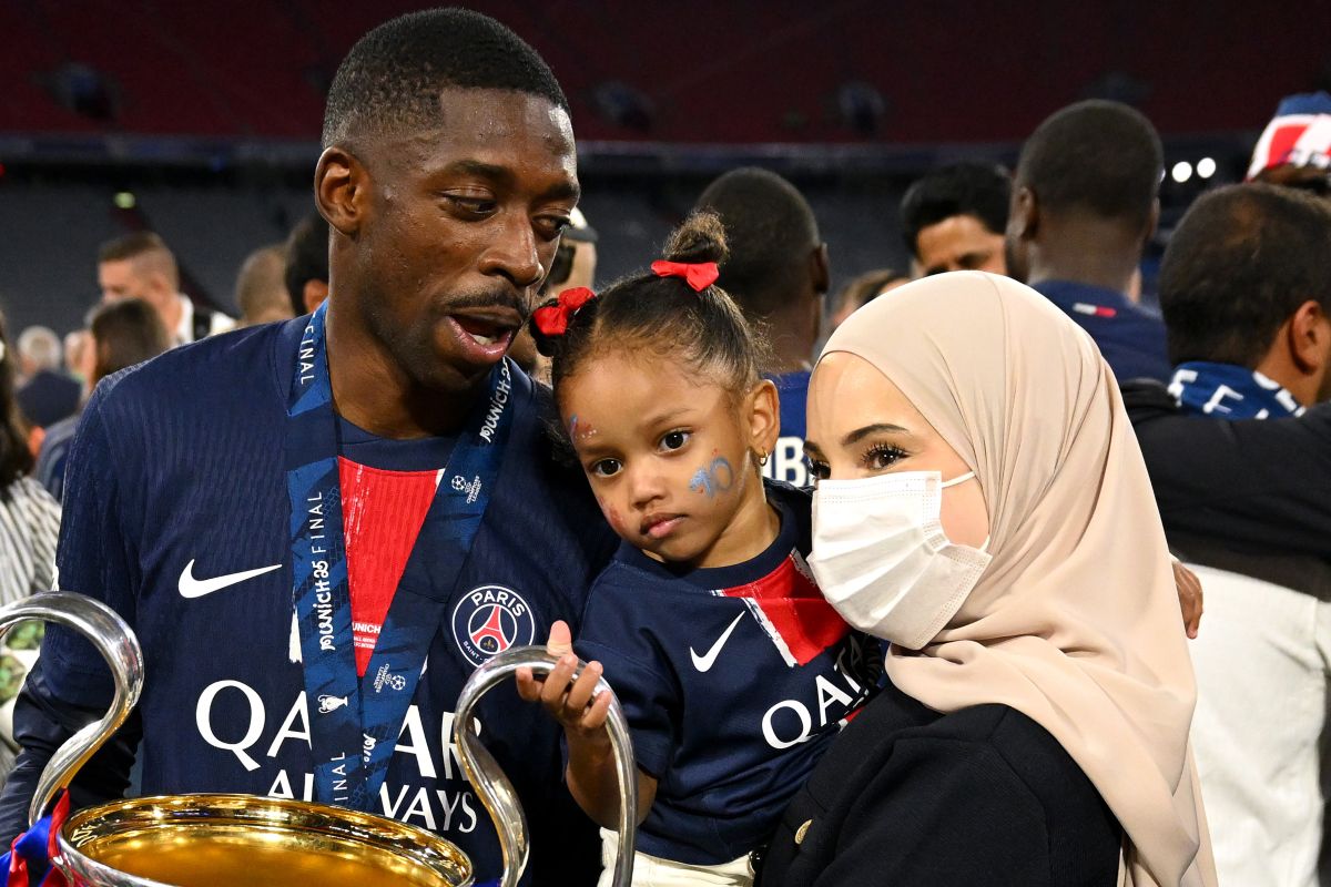 Rima Edbouche e il marito e calciatore Ousmane Dembélé insieme alla loro figlia