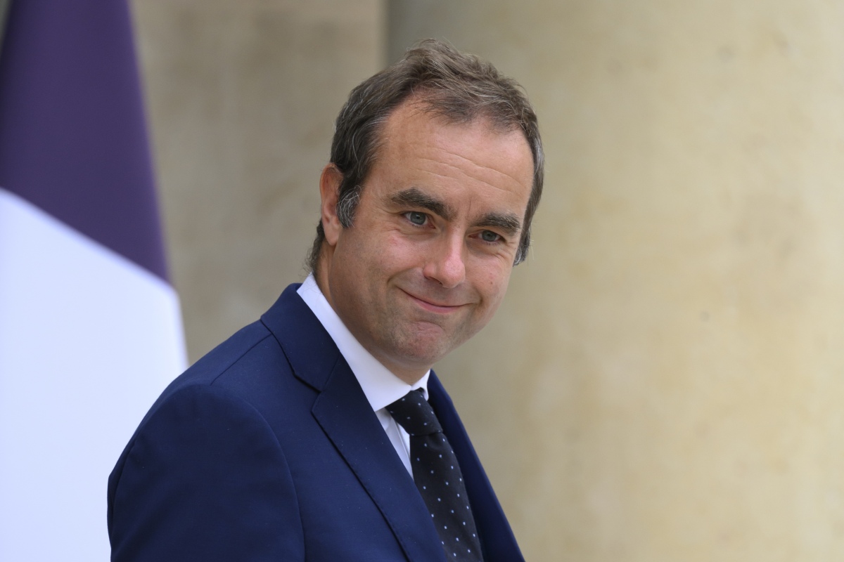 Sébastien Lecornu, foto del ministro delle armate all'uscita del Consiglio dei ministri al Palazzo dell'Elysée a Parigi il 3 settembre 2025.
