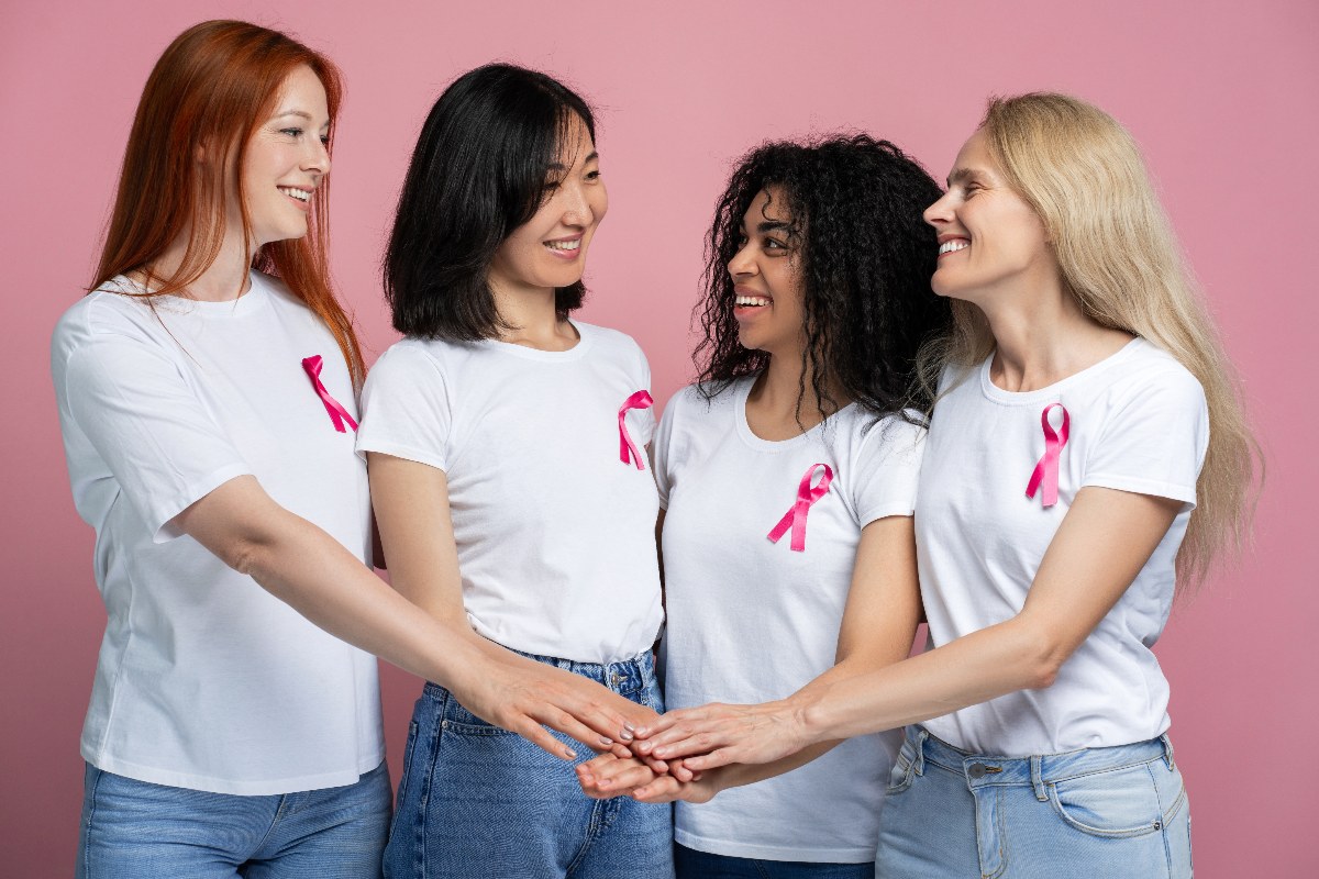 Abbraccio affettuoso tra donne con il simbolo del nastro rosa