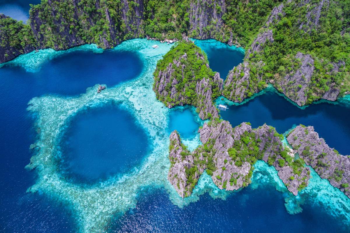 Il cielo regala uno sguardo incantato su Palawan, un capolavoro naturale delle Filippine