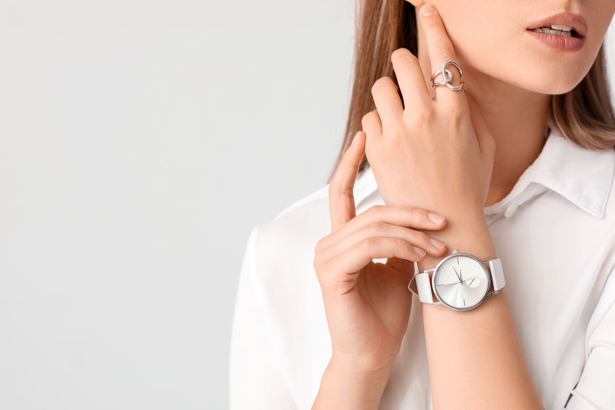 Ragazza con eleganti accessori: orologio e anello