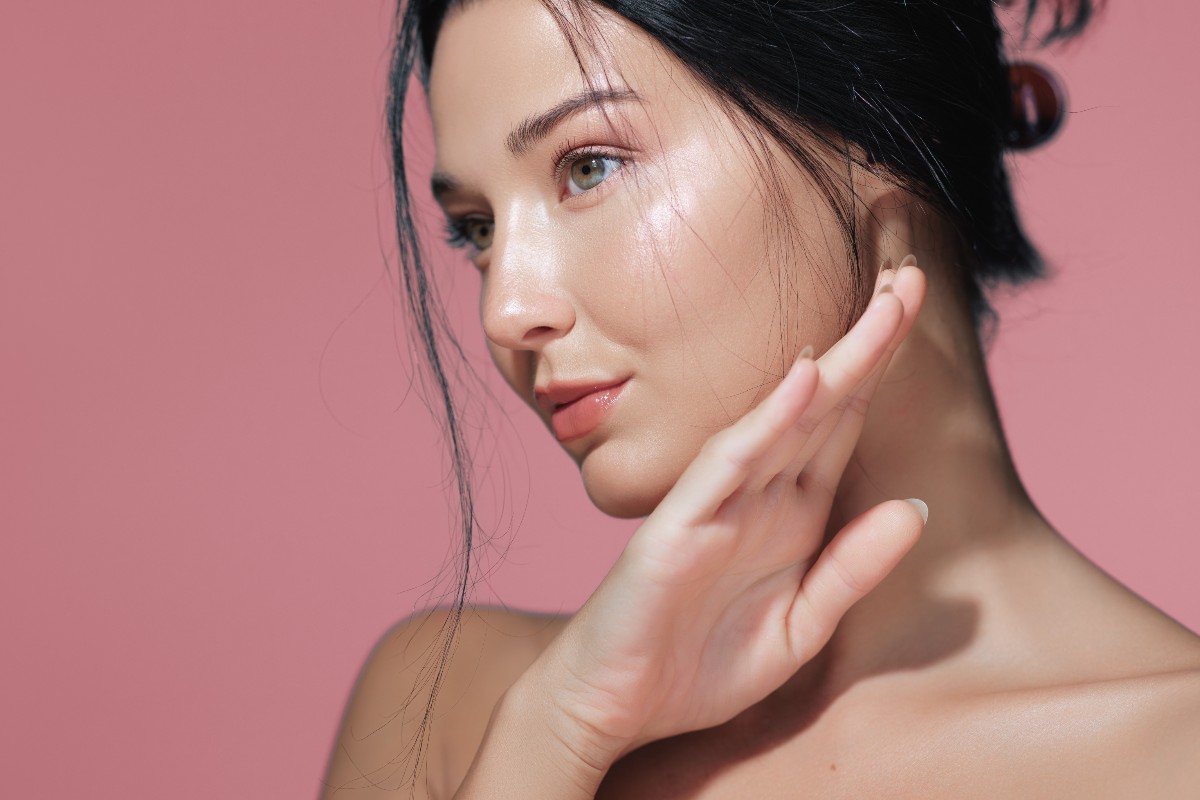 Ragazza con pelle luminosa