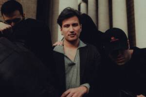 Eddie Brock, una nuova voce nel panorama del cantautorato italiano, in posa con sguardo intenso verso la camera. PH Credits: Andrea De Sensi @ro_pi.cs