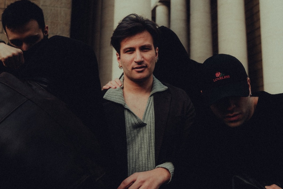 Eddie Brock, una nuova voce nel panorama del cantautorato italiano, in posa con sguardo intenso verso la camera. PH Credits: Andrea De Sensi @ro_pi.cs