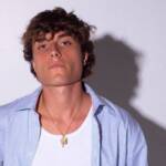 Seltsam in un primo piano con una maglia e una camicia