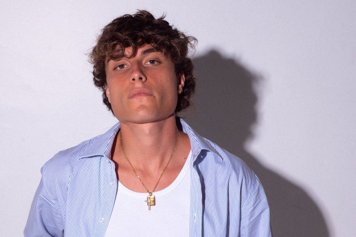 Seltsam in un primo piano con una maglia e una camicia