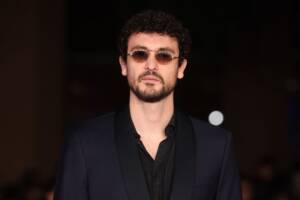 Carl Brave posa per i fotografi