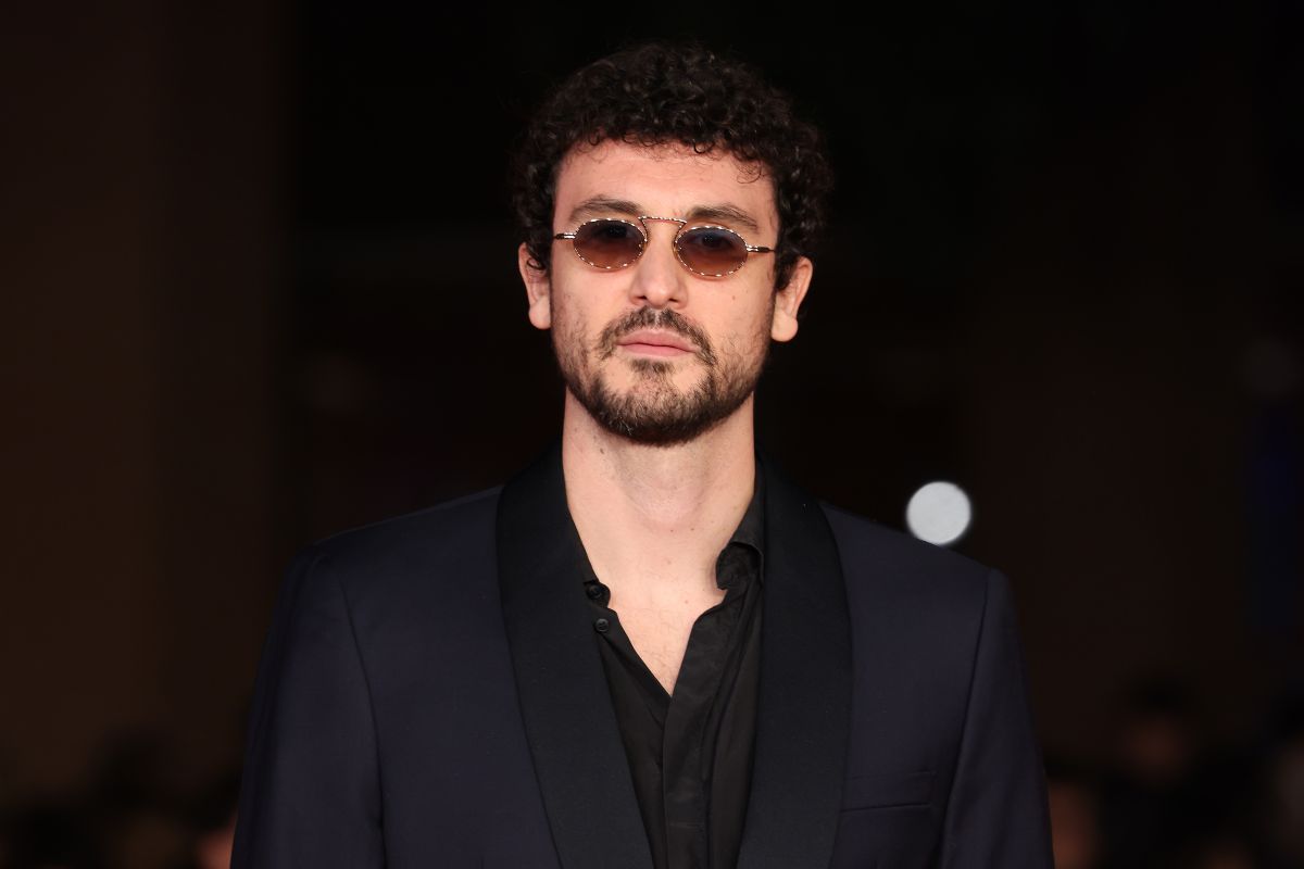 Carl Brave posa per i fotografi