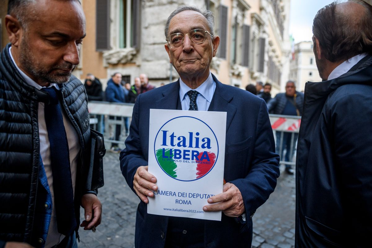 Carlo Taormina manifesta con un manifesto del movimento politico Italia Libera