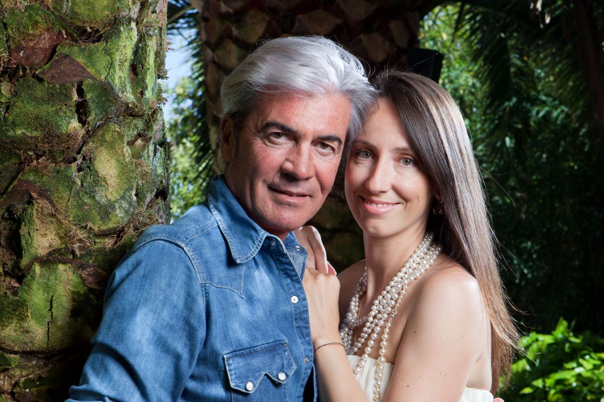 Lo stilista e imprenditore italiano Cesare Paciotti abbraccia la moglie, l’insegnante Laura Leonori, nel giardino della loro casa di campagna a Civitanova Marche. Civitanova Marche (Italia), 2011.