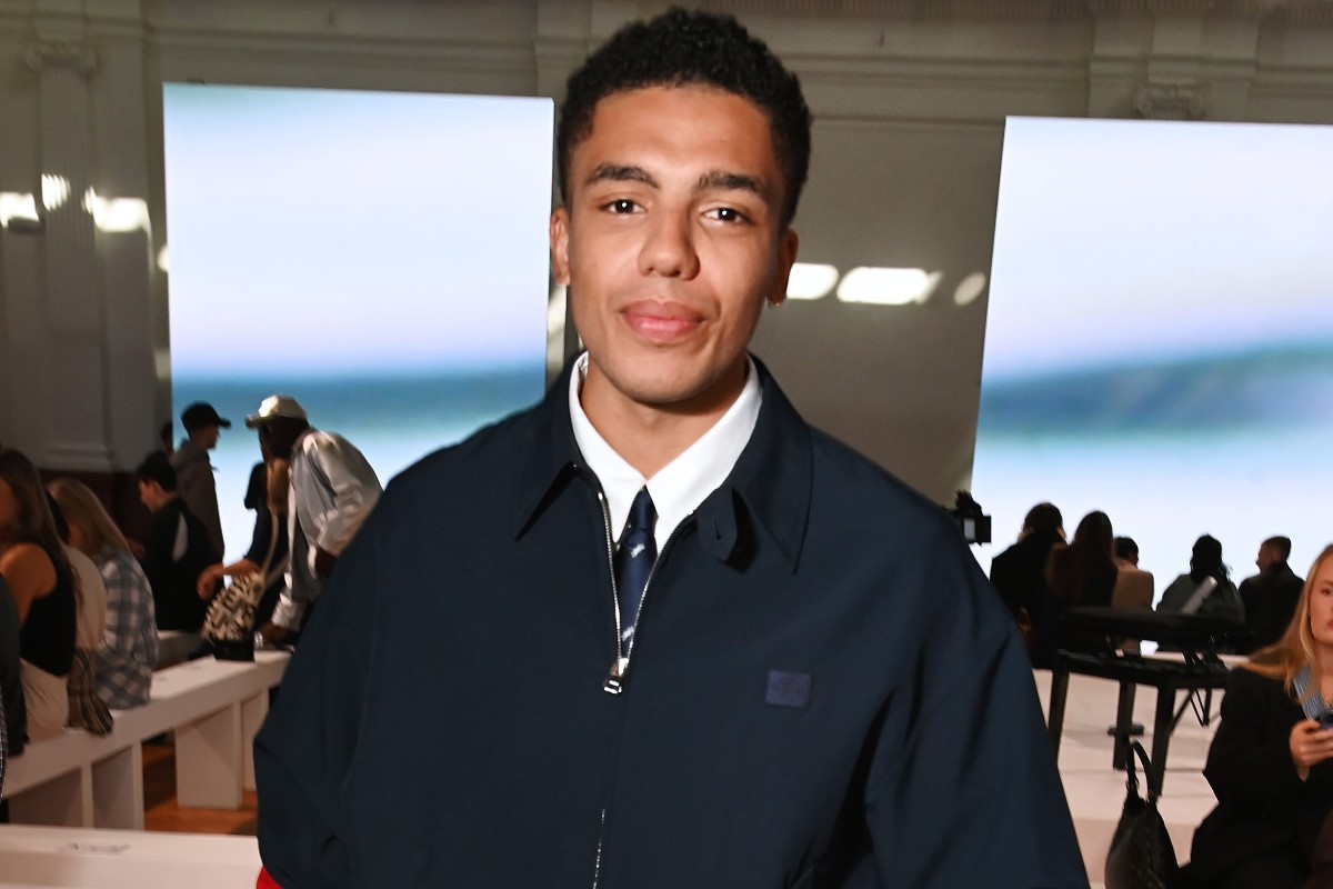 Jay Lycurgo sfila tra gli ospiti del marchio Kent & Curwen alla London Fashion Week di settembre 2025.