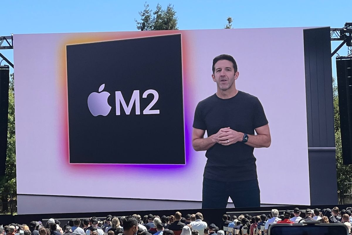 John Ternus, il vicepresidente senior dell'ingegneria hardware di Apple, presenta il nuovo microprocessore M2, conferenza per sviluppatori WWDC 2022 di Apple, Apple Park, a Cupertino, 06 giugno 2022. Foto: Christoph Dernbach/dpa