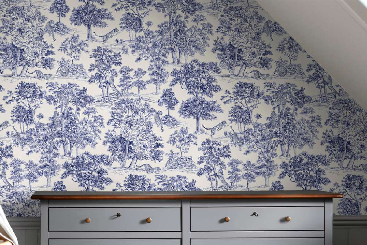 Carta da parati Photowall bianca decorata con illustrazioni di alberi e tigri blu.