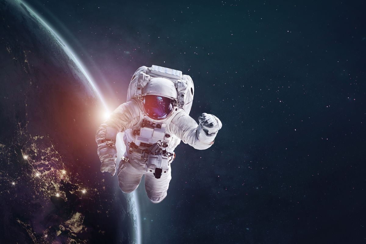 Astronauta davanti al pianeta Terra