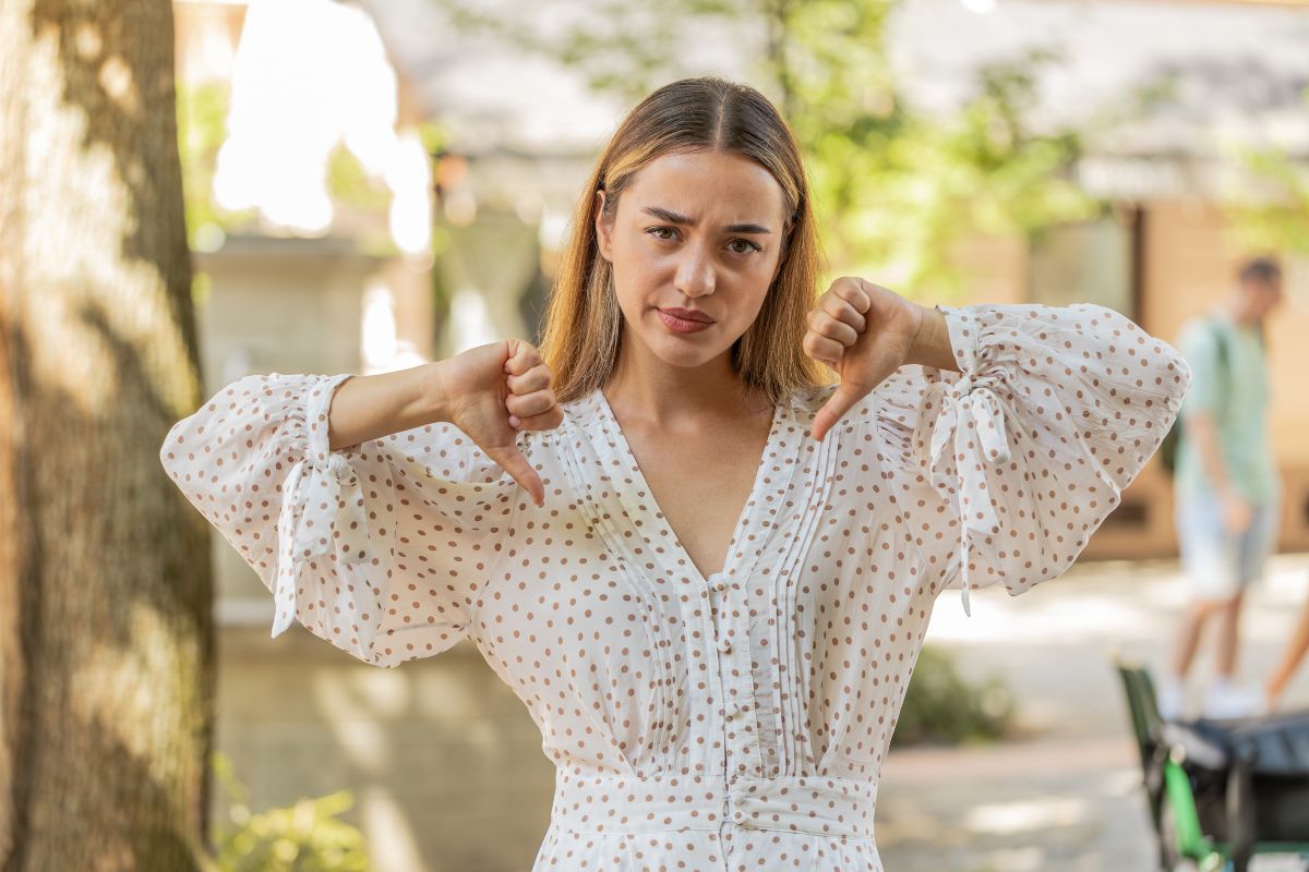 Donna esprime disapprovazione