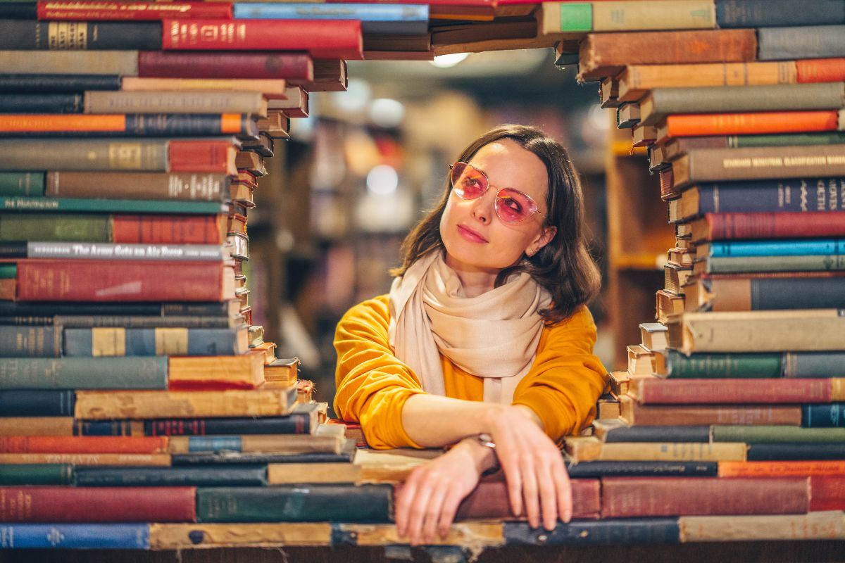 Una donna sorridente in una celebre libreria degli Stati Uniti