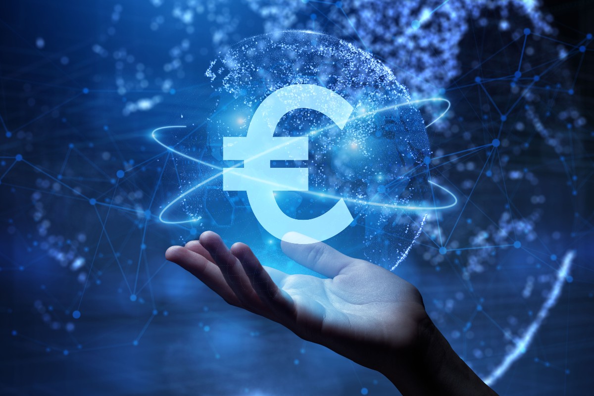 Mano afferra l'Euro digitale