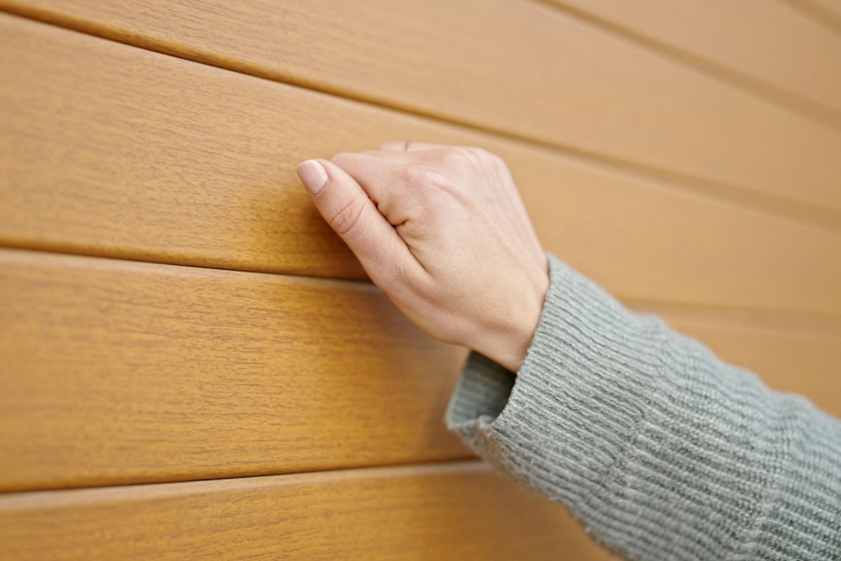 Mano che bussa sul legno